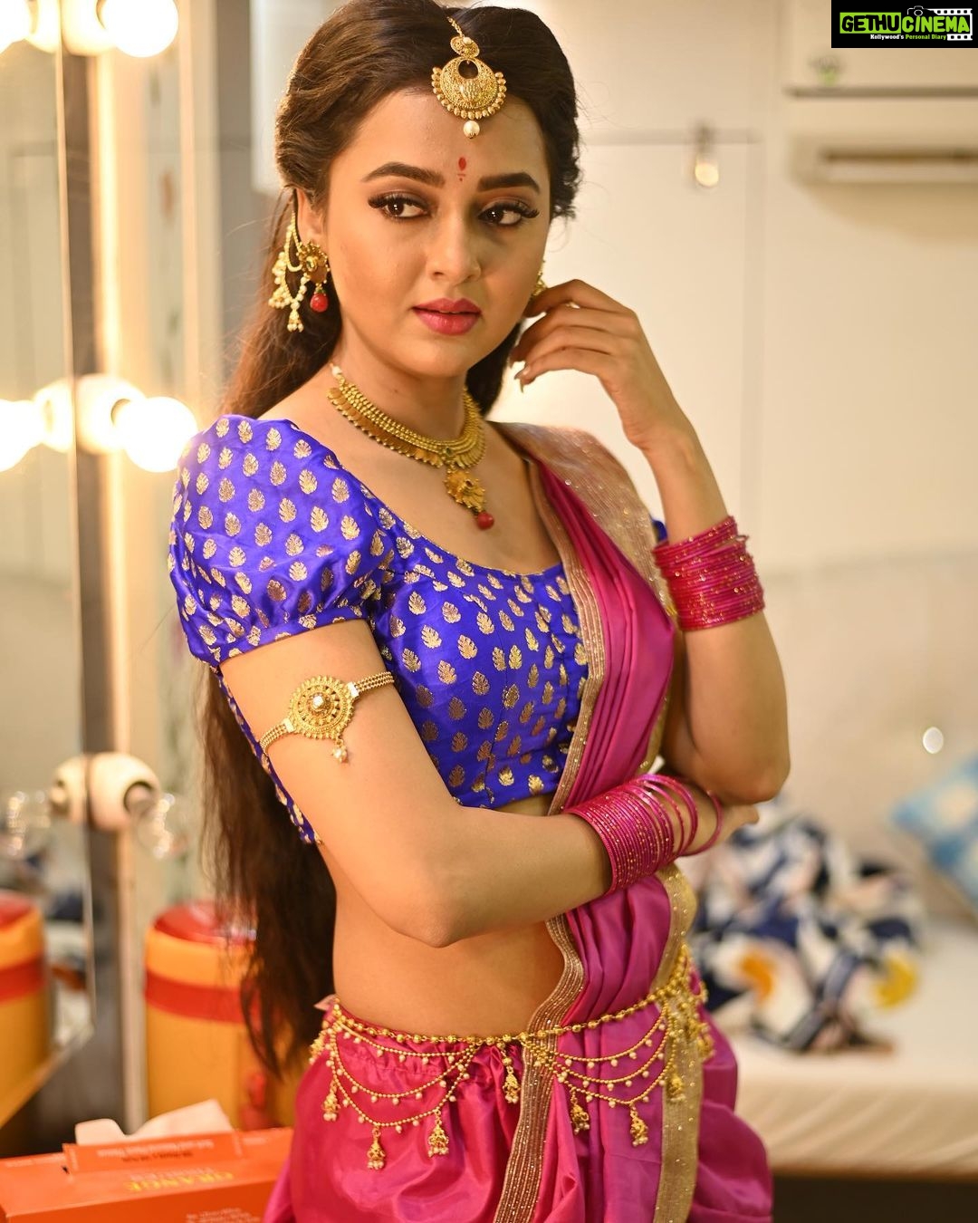 Tejasswi Prakash Instagram - How did you find the episode? . . . 📸 @ashish_ojha_photography #comedyclub #zeetv #devsena