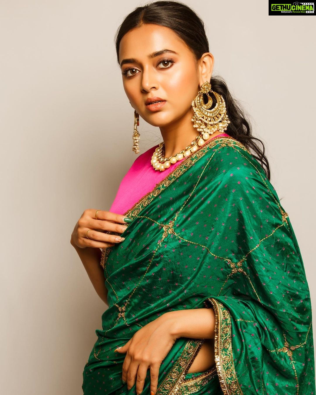 Tejasswi Prakash Instagram - Mainu lageya Allah ne awaaz maari Bulaya mainu, Tu si sajna ❤️ . . . 📸 @iam_kunalverma Styled- @shaleenanathani Saree: @raw_mango Earrings- @aquamarine_jewellery Necklace: @minerali_store Makeup: @sonamvaghani.mua Hair: @hairbysharda