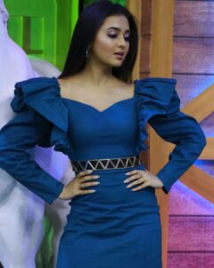 Tejasswi Prakash Instagram - Waiting for my food order like... . . . Stylist: @stylebysaachivj Ass. Stylist: @styledbynikinagda @nehha_o @sanzimehta777 Outfit: @aashimabehl Makeup: @rehmanshiledar Hair: @zulekha333 . . . #chalahawayeudya #zeetv #comedyfactory