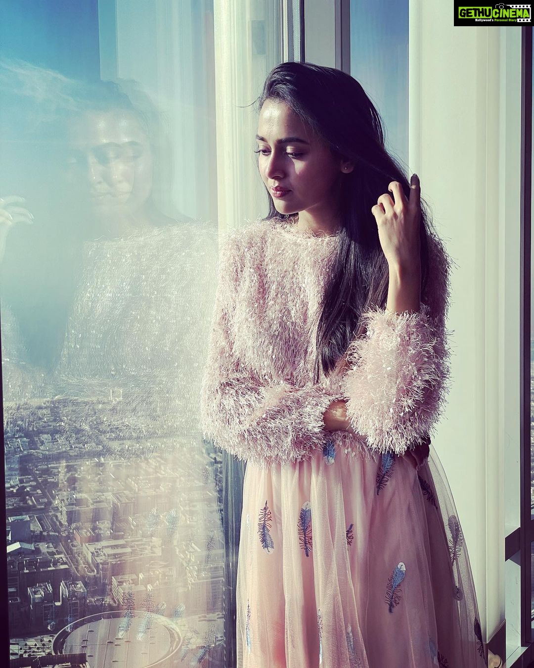 Tejasswi Prakash Instagram - Forever that girl that gets really excited when the Sky is in pretty colours ❤️ . . . Styled by: @camy1411 X @tejalnagmoti Outfit: @madaboutfashion_kejal . . . #pink #peace #high 125 Floor at Burj Khalifa,Downtown Dubai