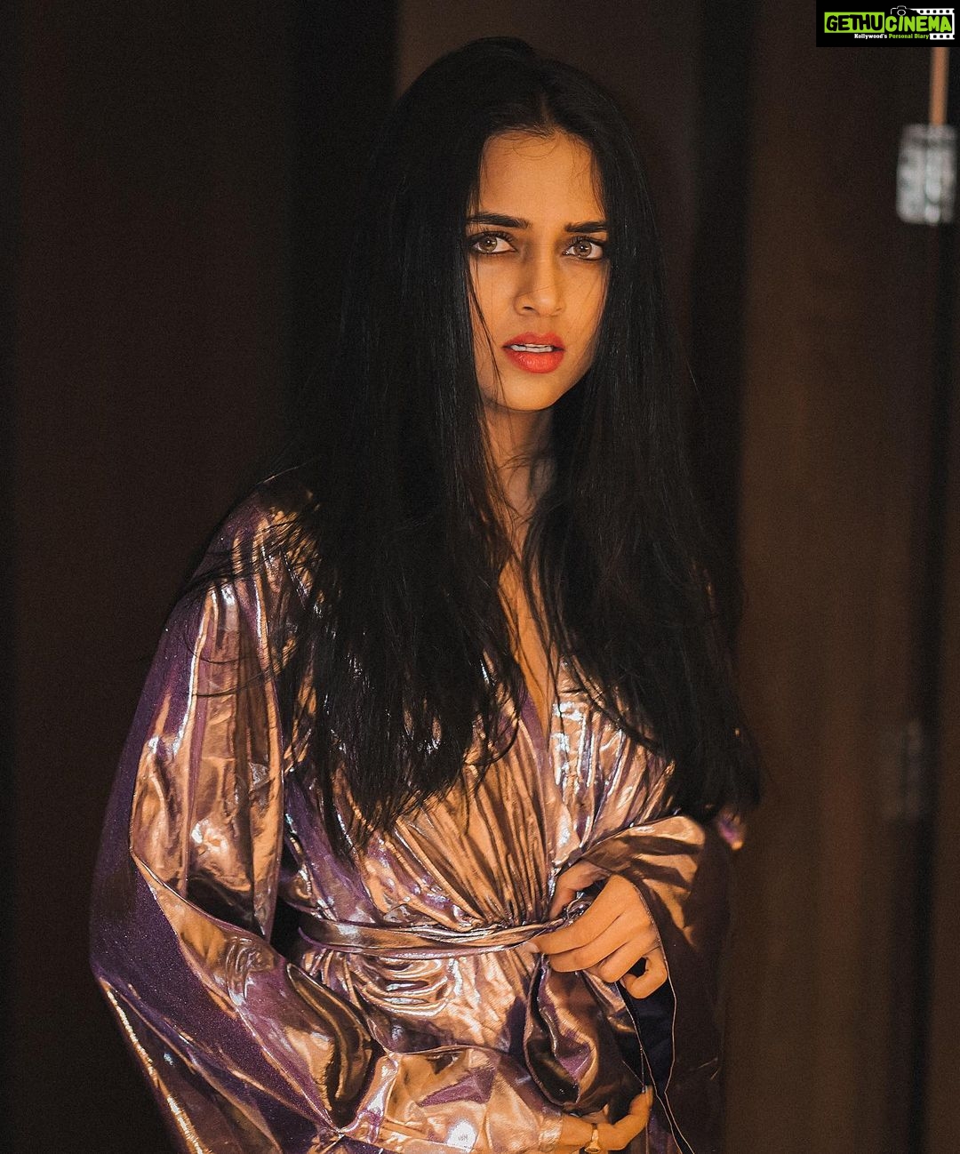 Tejasswi Prakash Instagram - I am not bossy… I am the boss 👑 . . . 📸- @that.nikhil Styled by @natashaabothra @teamnatashaabothra With @simstyles20 Outfit @dziinebydeepa @viralmantra #tejasswiprakash #reelsinstagram #reels #reelitfeelit #teja