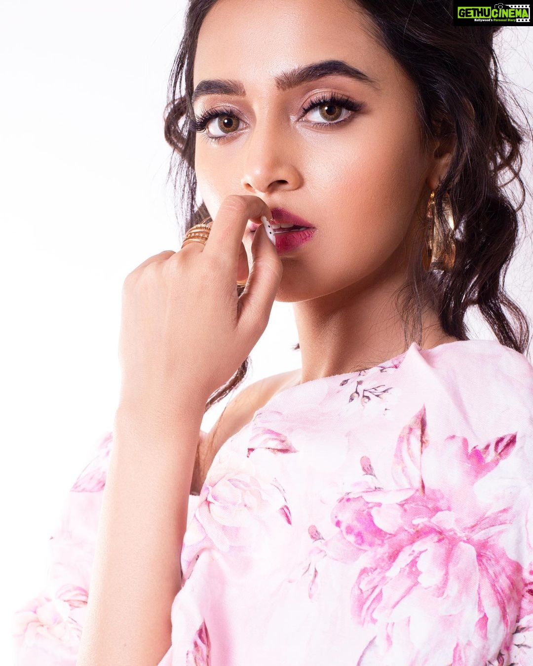 Tejasswi Prakash Instagram - Eye on the prize π . . . πΈ @ipshita.db outfit @forevernew_india Heels @thehappysolestore_ Earrings @klissaa_ Styled by @stylebysaachivj Assisted by @sanzimehta777 Makeup @rehmanshiledar Hair @zulekha333 Editor @retouchingartists . . . #love #peace #floral