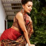 Tejasswi Prakash Instagram - I draped the saree 🙈 . . . 📸- @kmajethia Makeup- @madhura_makeupnhair Hair- @hair.operandi.by.gauri . . . #saree #pose #peace