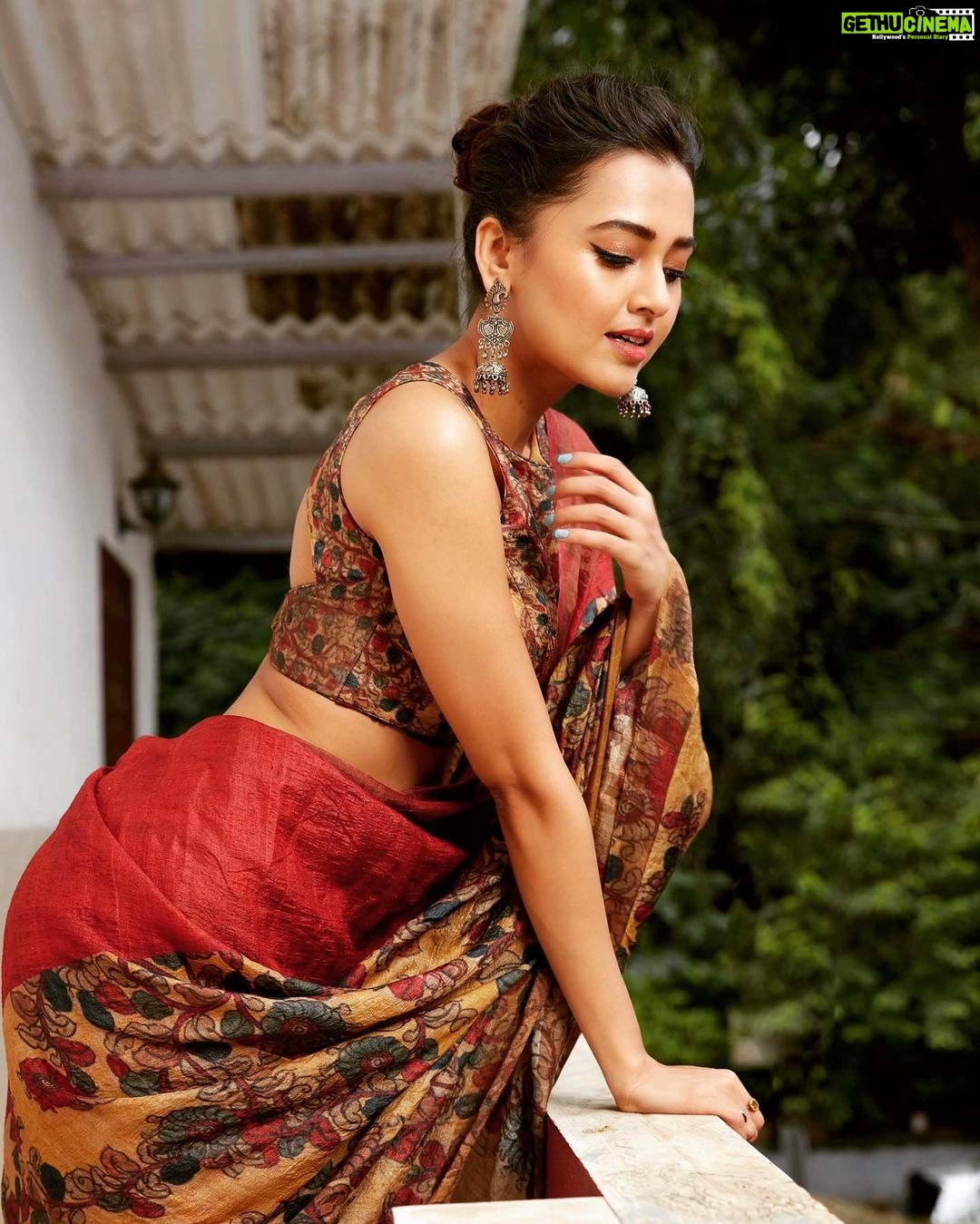 Tejasswi Prakash Instagram - I draped the saree 🙈 . . . 📸- @kmajethia Makeup- @madhura_makeupnhair Hair- @hair.operandi.by.gauri . . . #saree #pose #peace