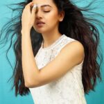 Tejasswi Prakash Instagram - Make each hair flip fabulous...life is short . . . 📸- @kmajethia Makeup- @madhura_makeupnhair Hair- @hair.operandi.by.gauri . . #casual #hair #peace