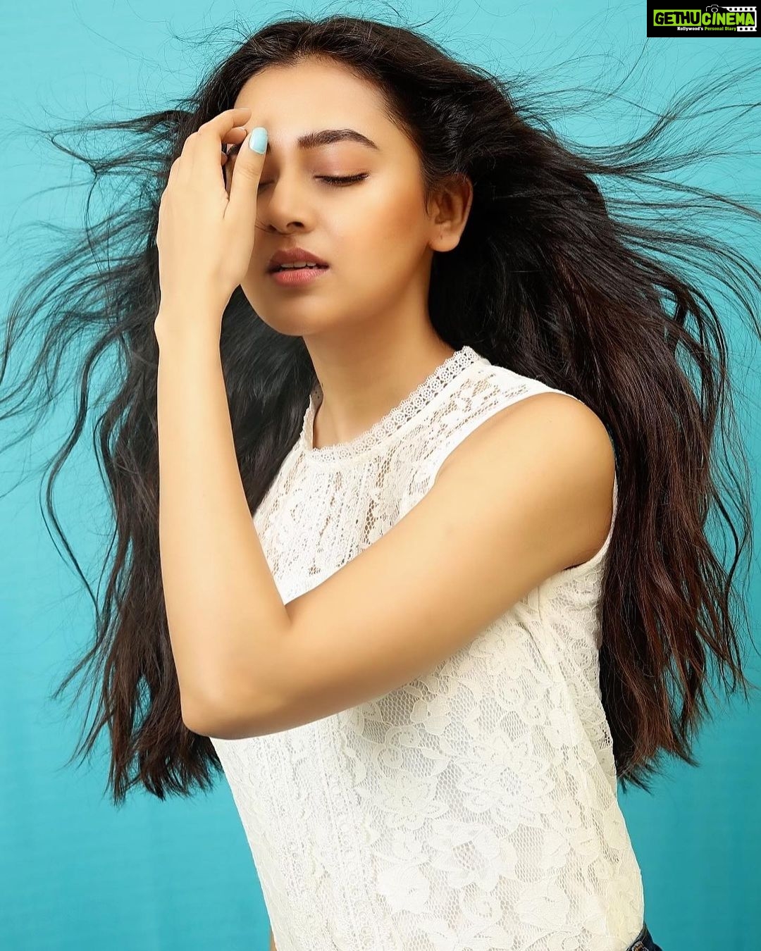 Tejasswi Prakash Instagram - Make each hair flip fabulous...life is short . . . 📸- @kmajethia Makeup- @madhura_makeupnhair Hair- @hair.operandi.by.gauri . . #casual #hair #peace