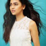 Tejasswi Prakash Instagram - Make each hair flip fabulous...life is short . . . 📸- @kmajethia Makeup- @madhura_makeupnhair Hair- @hair.operandi.by.gauri . . . #casual #hair #peace