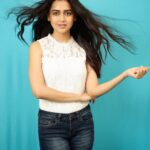 Tejasswi Prakash Instagram - Make each hair flip fabulous...life is short . . . 📸- @kmajethia Makeup- @madhura_makeupnhair Hair- @hair.operandi.by.gauri . . . #casual #hair #peace