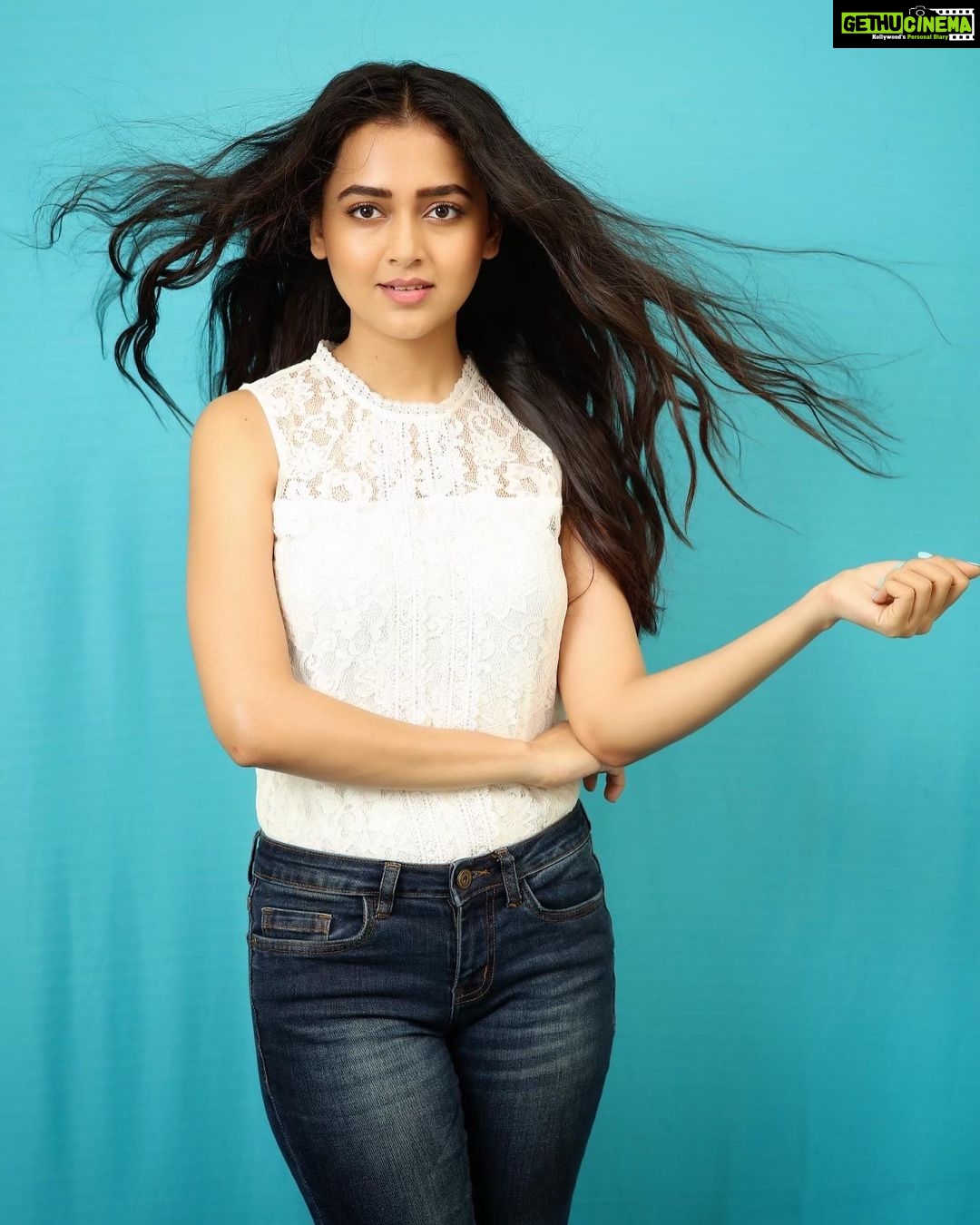 Tejasswi Prakash Instagram - Make each hair flip fabulous...life is short . . . 📸- @kmajethia Makeup- @madhura_makeupnhair Hair- @hair.operandi.by.gauri . . . #casual #hair #peace