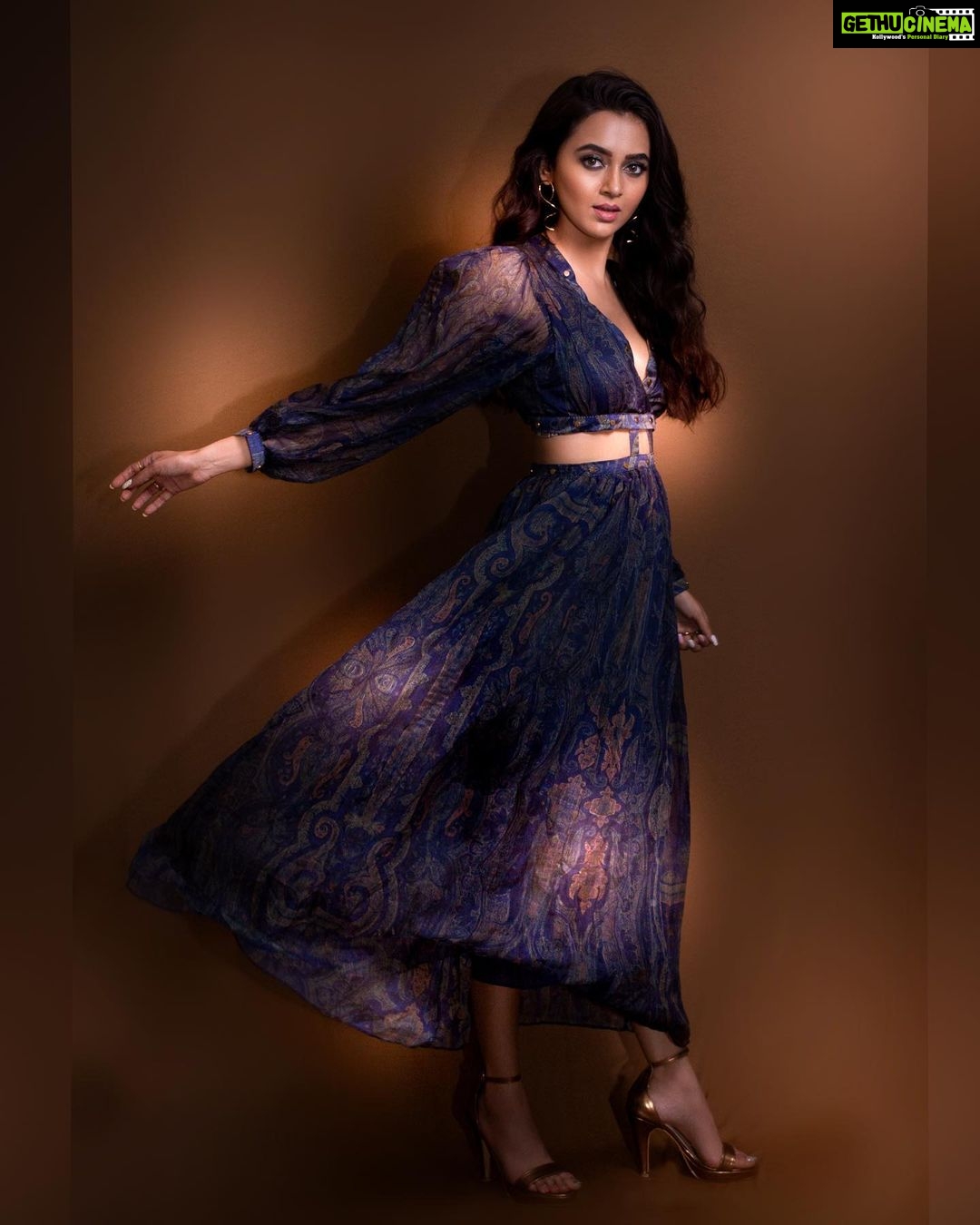 Tejasswi Prakash Instagram - I know what I bring to the table...so trust me I am not afraid to eat alone... . . . ๐ธ @ipshita.db Outfit @madaboutfashion_kejal Heels @fyorindia Accessories @houseofshikha Styled by @stylebysaachivj assisted by @sanzimehta777 Makeup @rehmanshiledar Hair @zulekha333 Editor @retouchingartists . . . #lol wannabe #quotes