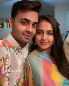 Tejasswi Prakash Instagram - Happy happy Diwali 🪔 . . . #diwali2020 #chicago #family