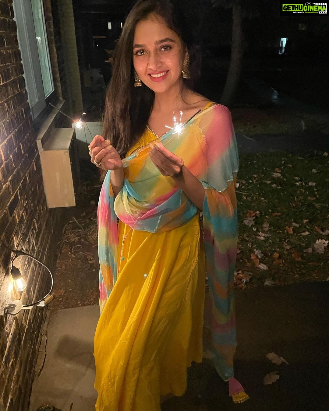 Tejasswi Prakash Instagram - Happy happy Diwali 🪔 . . . #diwali2020 #chicago #family