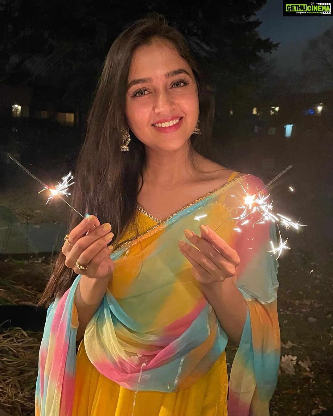 Tejasswi Prakash Instagram - Happy happy Diwali 🪔 . . . #diwali2020 #chicago #family