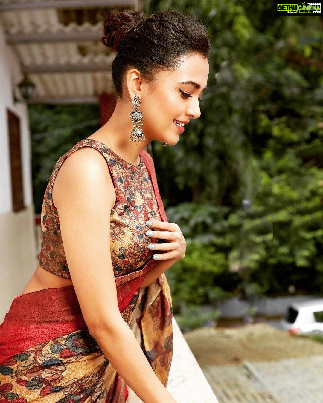 Tejasswi Prakash Instagram - I draped the saree 🙈 . . . 📸- @kmajethia Makeup- @madhura_makeupnhair Hair- @hair.operandi.by.gauri . . . #saree #pose #peace