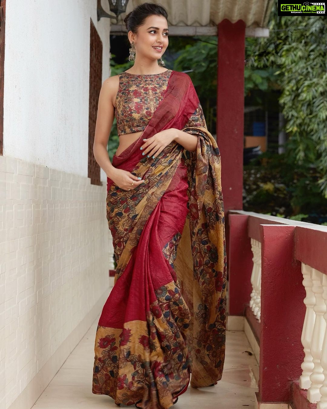 Tejasswi Prakash Instagram - As a feminist all I wanna say is...be proud and flaunt what you have earned and not what’s given to you... It starts there 🙏 . . . 📸- @kmajethia Makeup- @madhura_makeupnhair Hair- @hair.operandi.by.gauri . . . #saree #home #peace