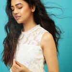 Tejasswi Prakash Instagram - Make each hair flip fabulous...life is short . . . 📸- @kmajethia Makeup- @madhura_makeupnhair Hair- @hair.operandi.by.gauri . . #casual #hair #peace