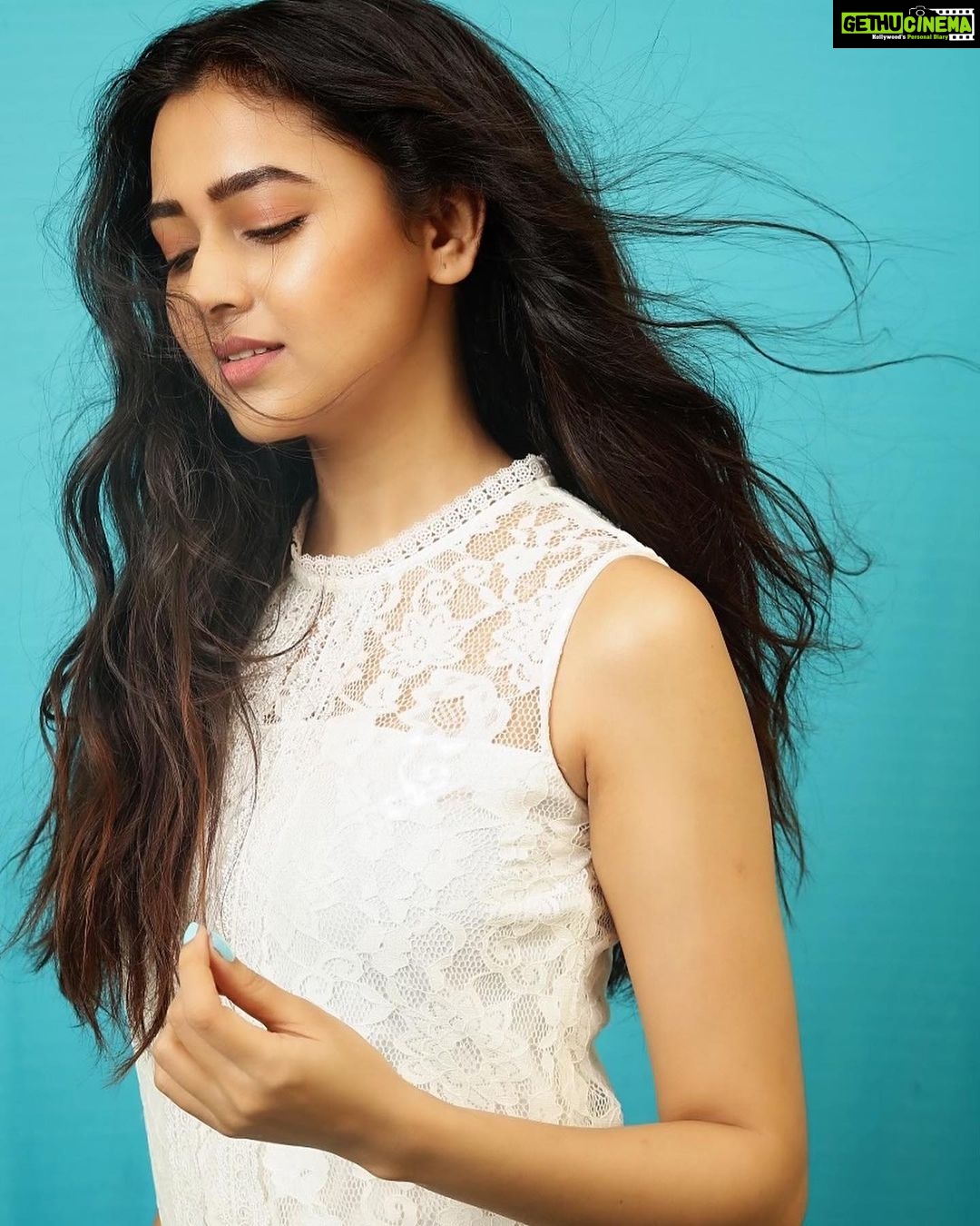Tejasswi Prakash Instagram - Make each hair flip fabulous...life is short . . . 📸- @kmajethia Makeup- @madhura_makeupnhair Hair- @hair.operandi.by.gauri . . #casual #hair #peace
