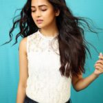 Tejasswi Prakash Instagram - Make each hair flip fabulous...life is short . . . 📸- @kmajethia Makeup- @madhura_makeupnhair Hair- @hair.operandi.by.gauri . . #casual #hair #peace