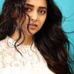 Tejasswi Prakash Instagram - Make each hair flip fabulous...life is short . . . 📸- @kmajethia Makeup- @madhura_makeupnhair Hair- @hair.operandi.by.gauri . . . #casual #hair #peace