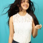 Tejasswi Prakash Instagram - Make each hair flip fabulous...life is short . . . 📸- @kmajethia Makeup- @madhura_makeupnhair Hair- @hair.operandi.by.gauri . . . #casual #hair #peace