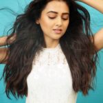 Tejasswi Prakash Instagram - Make each hair flip fabulous...life is short . . . 📸- @kmajethia Makeup- @madhura_makeupnhair Hair- @hair.operandi.by.gauri . . . #casual #hair #peace