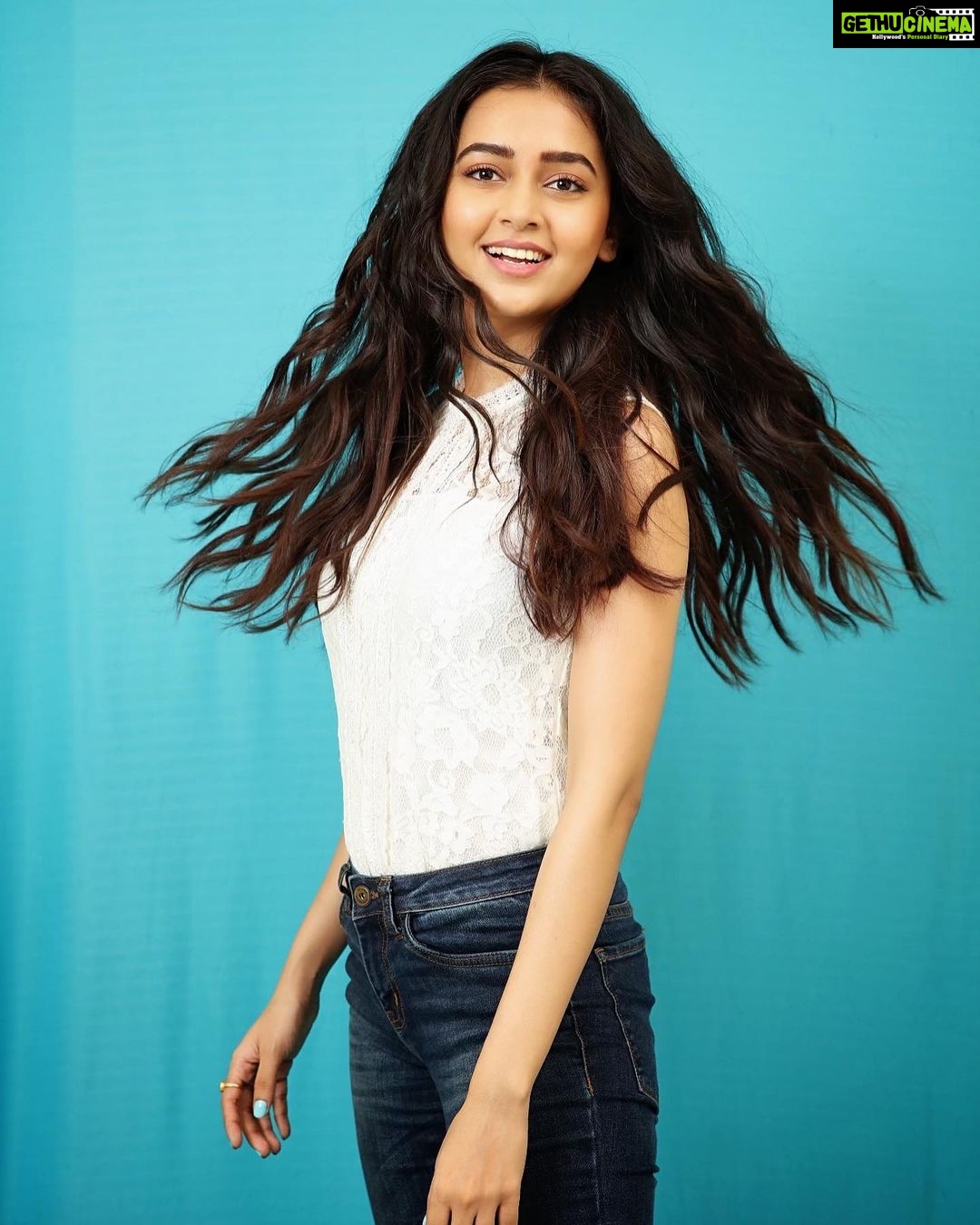 Tejasswi Prakash Instagram - Make each hair flip fabulous...life is short . . . 📸- @kmajethia Makeup- @madhura_makeupnhair Hair- @hair.operandi.by.gauri . . . #casual #hair #peace
