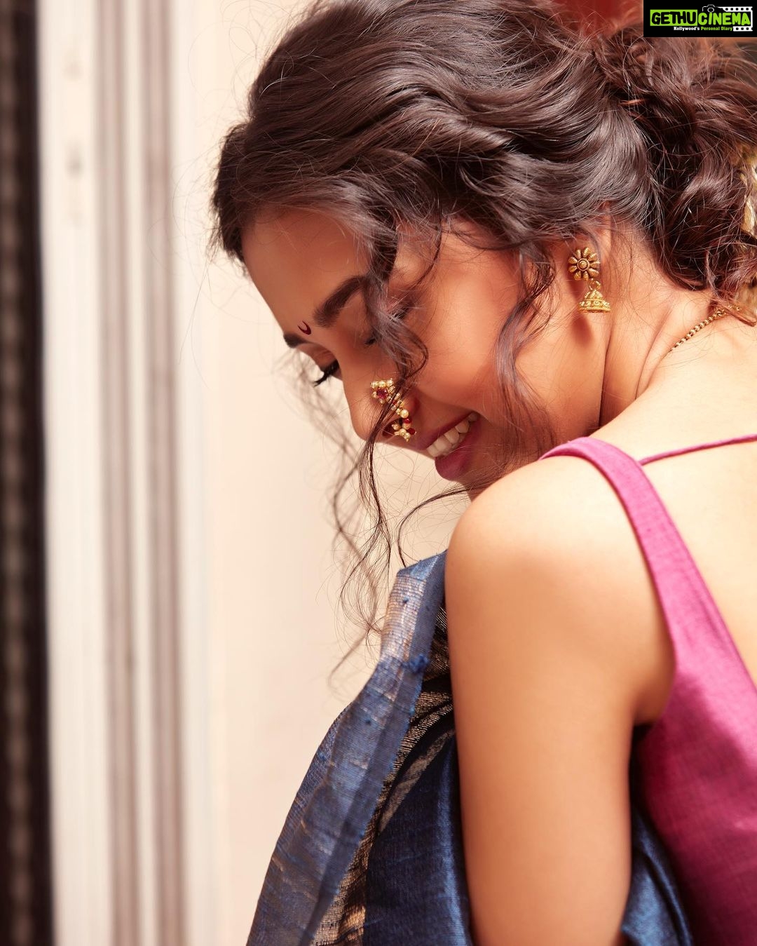 Tejasswi Prakash Instagram - Saadgi toh Dekho un nazron ki, Humse bachne ki koshish mein, Baar baar Hume hi dekhti hai... . . . 📸- @kmajethia Makeup- @madhura_makeupnhair Hair- @nusrat2700 . . . #waah #waah #nath