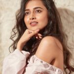 Tejasswi Prakash Instagram - You decide your vibe 💕 . . . 📸 - @kmajethia Makeup - @madhura_makeupnhair Hair - @nusrat2700 . . . #pink #fur #fly