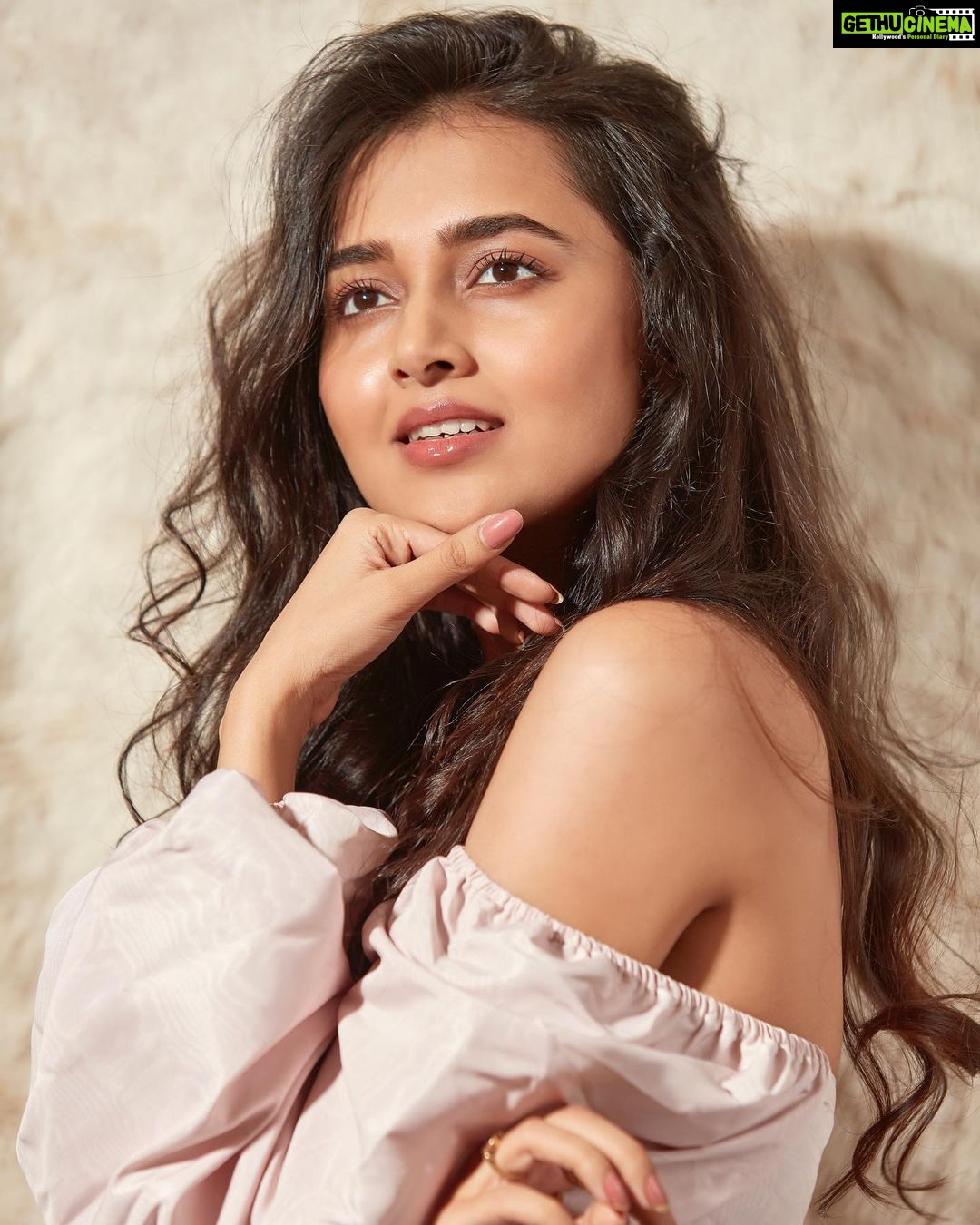 Tejasswi Prakash Instagram - You decide your vibe 💕 . . . 📸 - @kmajethia Makeup - @madhura_makeupnhair Hair - @nusrat2700 . . . #pink #fur #fly