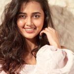 Tejasswi Prakash Instagram - You decide your vibe 💕 . . . 📸 - @kmajethia Makeup - @madhura_makeupnhair Hair - @nusrat2700 . . . #pink #fur #fly