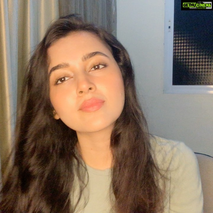 Tejasswi Prakash Instagram - Meri jaan...mujhe jaan na kaho...meri jaan... Jaan na kaho anjaan Mujhe... Jaan kaha reheti hai Sadaa... Anjaane Kya jaane... Jaan ke jaae kaun bhalaa? Meri jaan... . . . How many of you’ll actually even know the song ??? . . . #old #is #gold