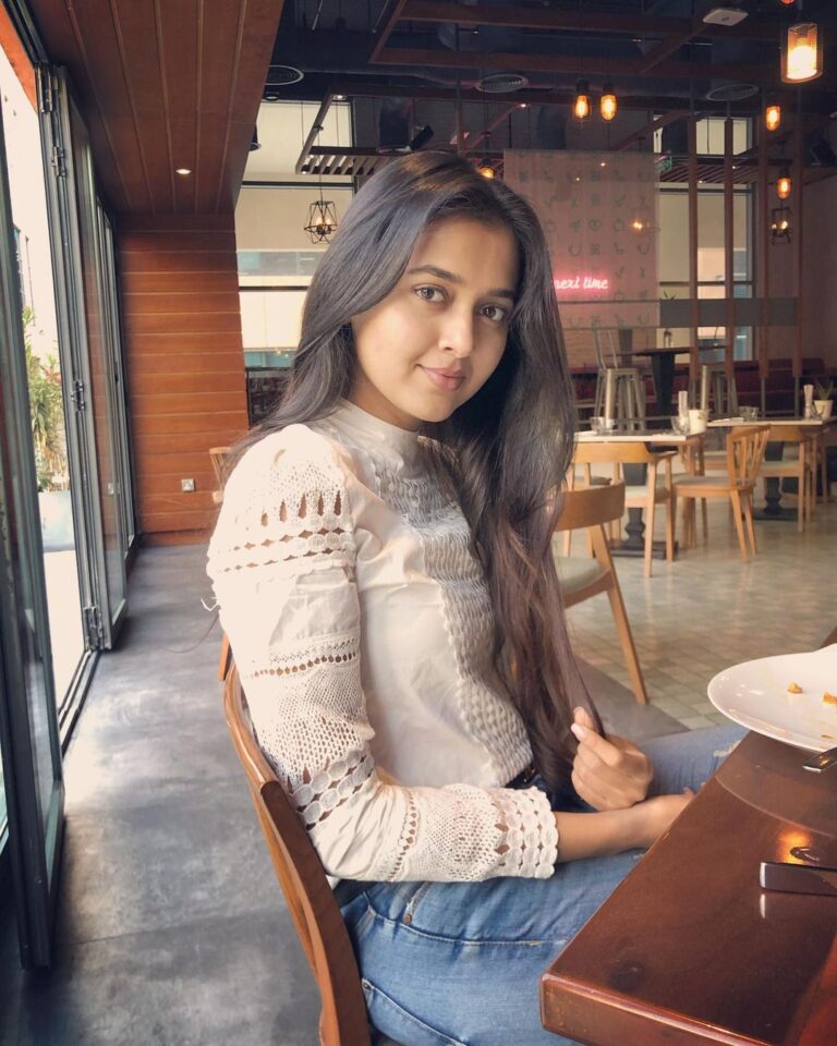 Tejasswi Prakash Instagram - This world may carry on busy and rushed as ever and you may gather questions that have no easy answers but may you never loose your wonder - Morgan Harper Nichols . . . #travellove #cagedbird #hopingforbetterdays DoubleTree by Hilton Dubai - Business Bay