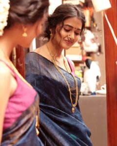 Tejasswi Prakash Instagram - Saadgi toh Dekho un nazron ki, Humse bachne ki koshish mein, Baar baar Hume hi dekhti hai... . . . 📸- @kmajethia Makeup- @madhura_makeupnhair Hair- @nusrat2700 . . . #waah #waah #nath