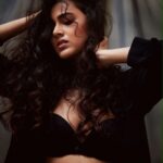 Tejasswi Prakash Instagram – Don’t listen to what they say…
.
.
.
📸- @kmajethia 
Makeup- @madhura_makeupnhair 
Hair- @nusrat2700 
.
.
.
#black #colour #dark
