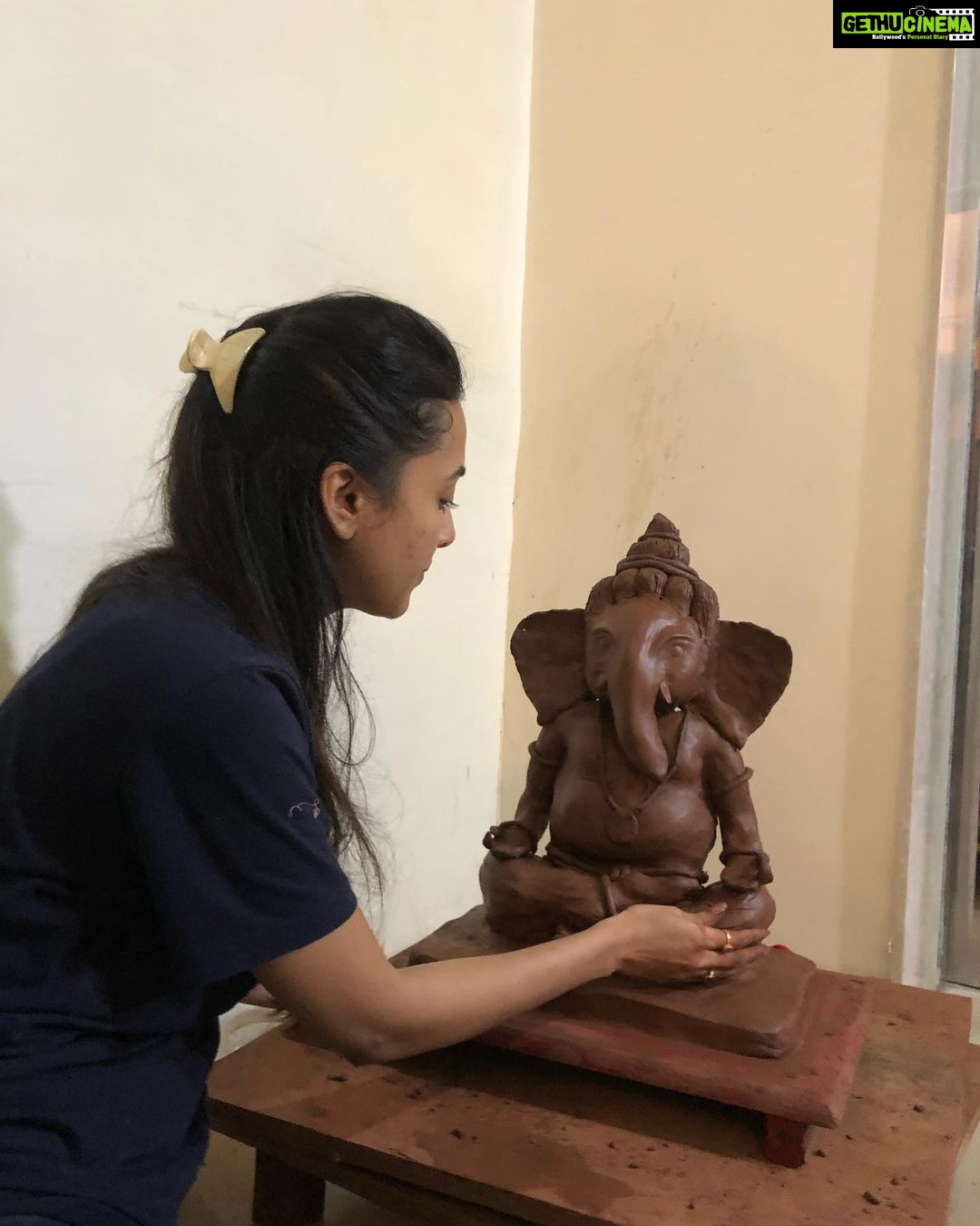 Tejasswi Prakash Instagram - Ganesh chaturthichya tumha sarvaanna hardik shubhecha... . This was the first time I not only made the whole murti myself but also did the whole decoration... . . #ganpatibappamorya #festival #ganesha