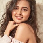 Tejasswi Prakash Instagram – You decide your vibe 💕
.
.
.
📸 – @kmajethia 
Makeup – @madhura_makeupnhair 
Hair – @nusrat2700 
.
.
.
#pink #fur #fly