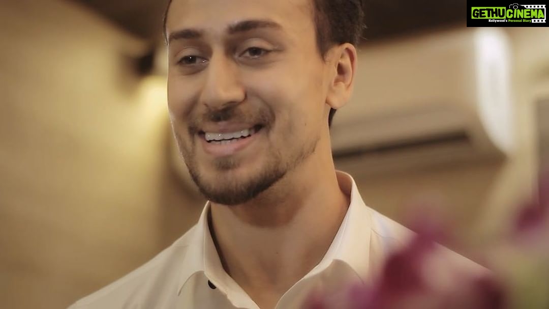 Tiger Shroff Instagram - With love ❤ #forevergrateful🙏🙏😊 #baaghi2 - Gethu Cinema Tiger Shroff Instagram - With love ❤ #forevergrateful🙏🙏😊 #baaghi2 - Gethu Cinema