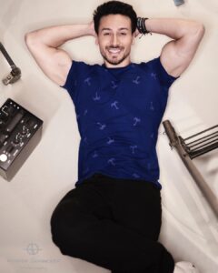 Tiger Shroff Instagram - Thank you avinash sir for capturing this special moment. Love you! #Repost @avigowariker ‪#PostPackUpShot with the ManOfTheHour! Shot with him today in between 100s of calls & messages which he was getting for the stupendous figures that #Baaghi2 is collecting!! Boy he looks happy!! And so am I !!‬ ‪@tigerjackieshroff you deserve it all!👍🤜🤛👏😘‬ ‪#Photoshoot #ShootDiaries #TigerShroff #Composition #Perspective #RingLight #HumanEffect #POTD #InstaDaily