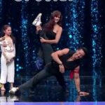 Tiger Shroff Instagram - ‪Ek ghante mein dekhiye humari dance jugalbandi top 5 super dancers ke saath! #SuperDancer2 aaj raat 8 baje @sonytvofficial par! @dishapatani #SajidNadiadwala @khan_ahmedasas @foxstarhindi @nadiadwalagrandson #Baaghi2onMarch30 ‬