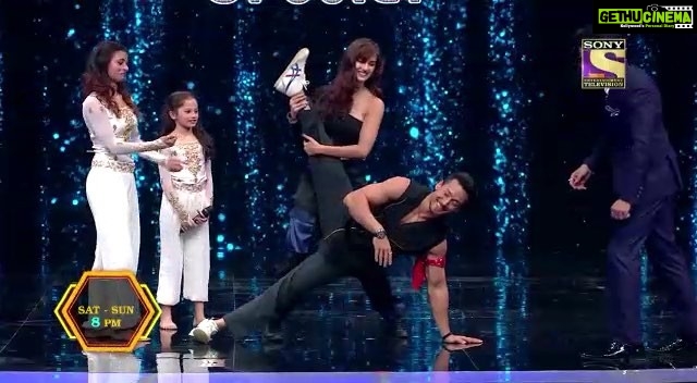 Tiger Shroff Instagram - Ek ghante mein dekhiye humari dance jugalbandi top 5 super dancers ke saath! #SuperDancer2 aaj raat 8 baje @sonytvofficial par! @dishapatani #SajidNadiadwala @khan_ahmedasas @foxstarhindi @nadiadwalagrandson #Baaghi2onMarch30 