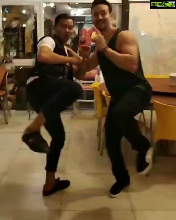 Tiger Shroff Instagram - Can’t believe i met one of my idols today...only manage to steal some of his moves because i cant do the rest! @tonyjaaofficial #greatest #legend #tonyjaa #blessingsfor #baaghi2