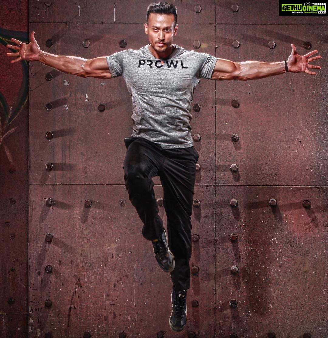 Tiger Shroff Instagram - Extremely proud to announce that I started up my own lifestyle active wear brand, @prowlactive. 🐾😊 #PROWL #READYtoMOVE