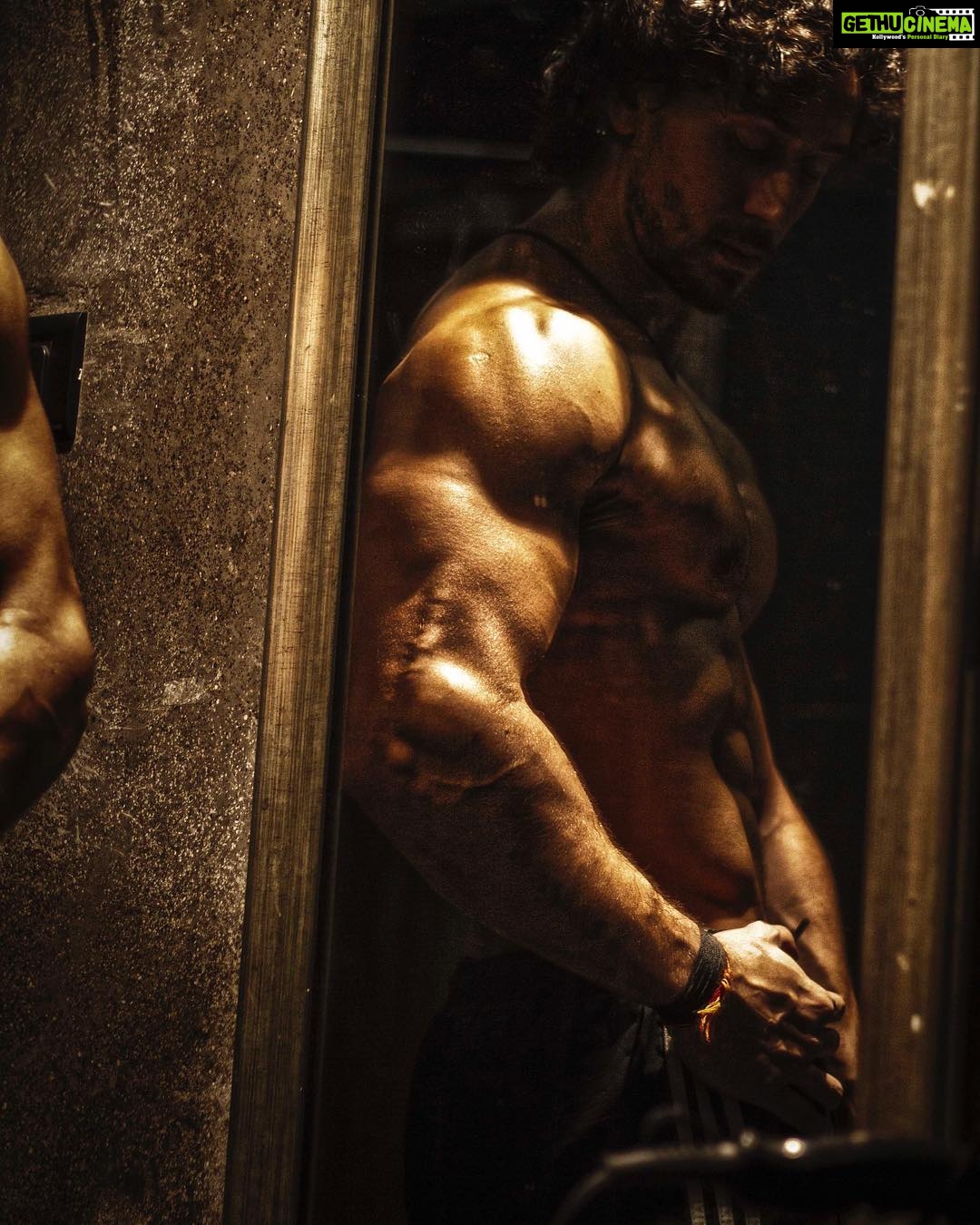 Tiger Shroff Instagram - #throwback 2 constructing #Baaghi2 armour! #posttraining