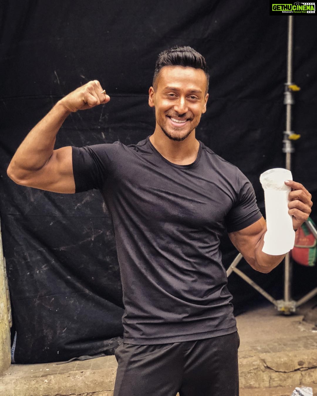 Tiger Shroff Instagram - Challenge accepted @varundvn @anushkasharma 😊 YES, that’s a Pad in my hand and there's nothing to be ashamed about. It's natural! #Period. P.S congratulations @akshaykumar sir @sonamkapoor @radhikaofficial, looking forward seeing your superheroic performance this friday! I further nominate @shraddhakapoor @khan_ahmedasas @remodsouza @sabbir24x7 and everyone out there seeing this post to take up the #PadManChallenge. Copy, Paste this and Challenge your friends to take a photo with a Pad!