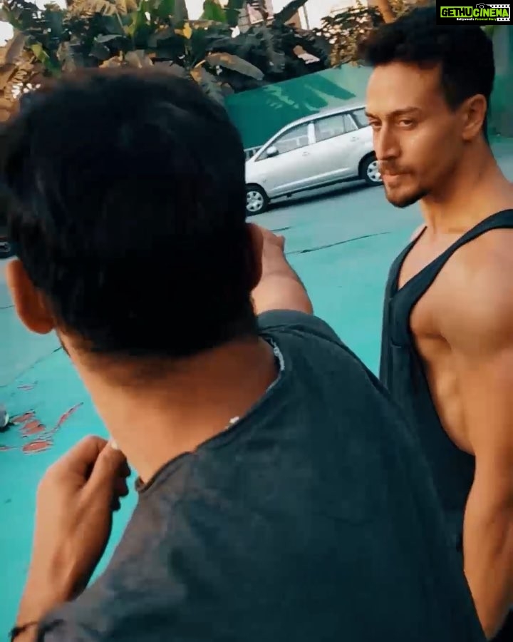 Tiger Shroff Instagram - #matrixfeels 😜 📹 @shariquealy