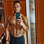 Tiger Shroff Instagram - Eye of the tiger #SelfReflecting #UpsidedownTransition #MusicallyIndia @musical.lyindiaofficial Download musical.ly app and enjoy the best transition challenge with me!