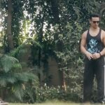 Tiger Shroff Instagram - Why can’t these two just get along for a change...always trying to bear eachother 😃👊 #overgrownkids #baaghis #DuetWithMe #MusicallyIndia @musical.lyindiaofficial Download musical.ly and make your own duet video!