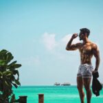 Tiger Shroff Instagram - Son of a 🏖