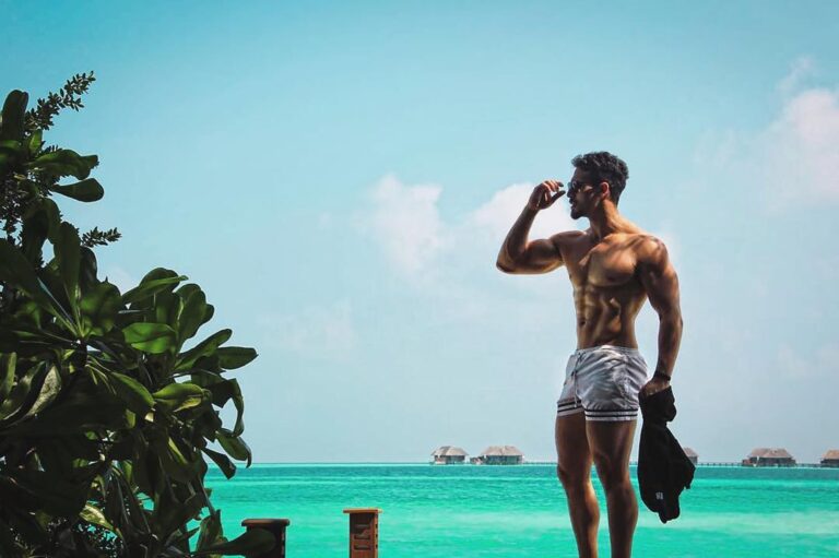 Tiger Shroff Instagram - Son of a 🏖