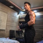 Tiger Shroff Instagram - Heading into the new year dancing the night away 😊🙏 don’t forget to catch my performance tonight on @starplus, at 8pm. #lastdanceof2017 #starscreenawards #happynewyear #everyone ❤️